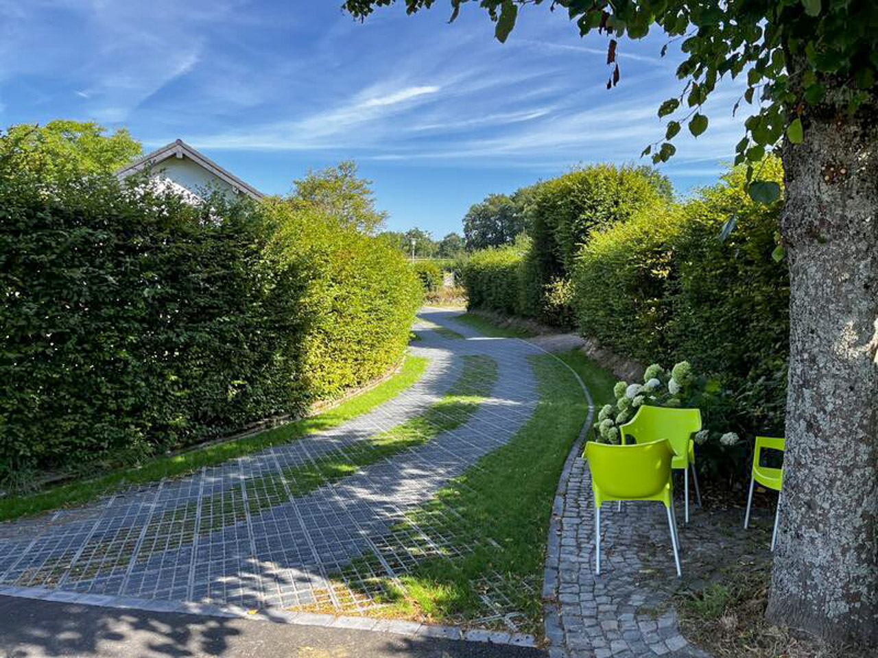 Grüne Dorfstraße in Stade